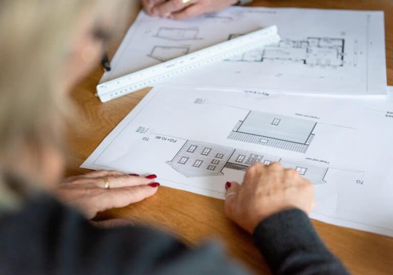 Genomgång av planlösning och husritningar inför byggstart.