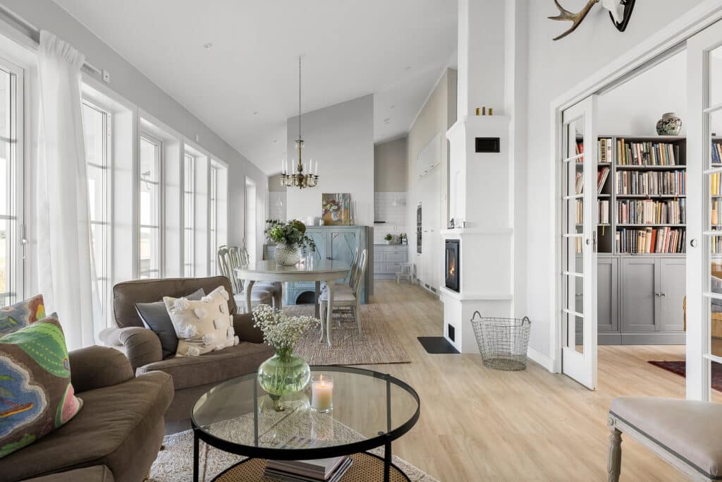 Ljus och öppen planlösning i ett färdigbyggt hus från Nyckelhus. Din guide och checklista för ett tryggt husbygge.